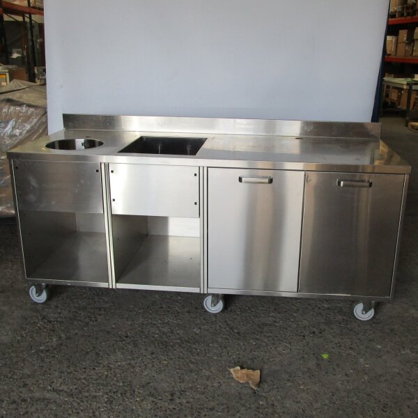 cocktail bar station con due porte battente e accessori da 2000x700 - ESPOSIZIONE